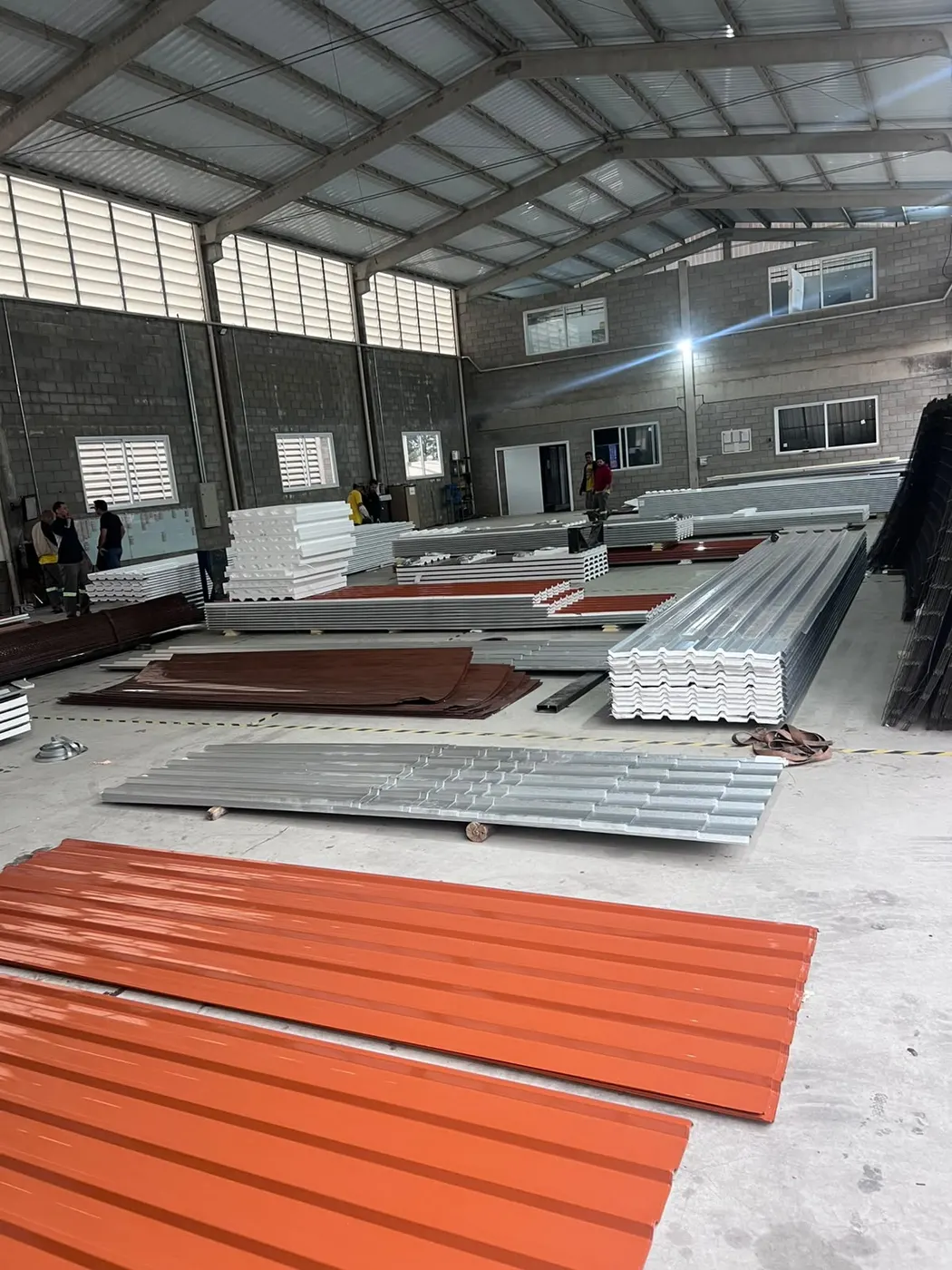 Interior da fábrica com telhas prontas para entrega
