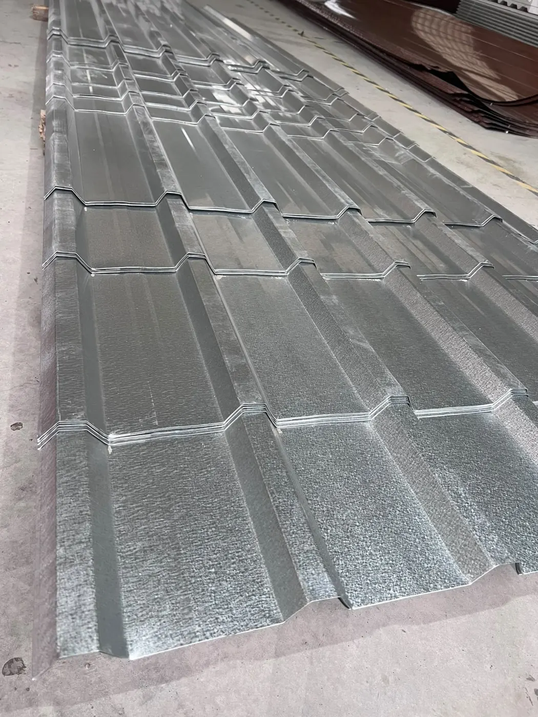 Telhas galvalume trapezoidais empilhadas na fábrica
