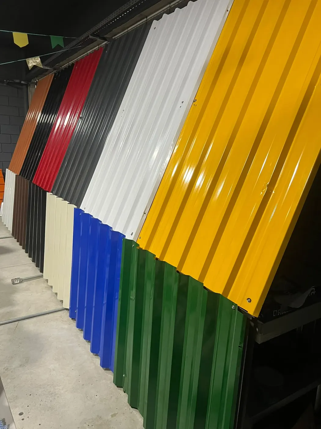 Mostruário de telhas metálicas em diversas cores